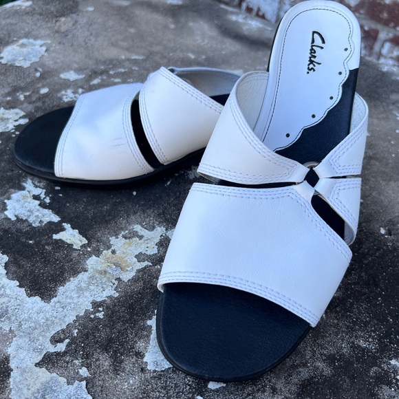 Clarks Womens 9.5M Slip-On Criss Cross White Leather Wedge Sandal Open Toed - Picture 1 of 15